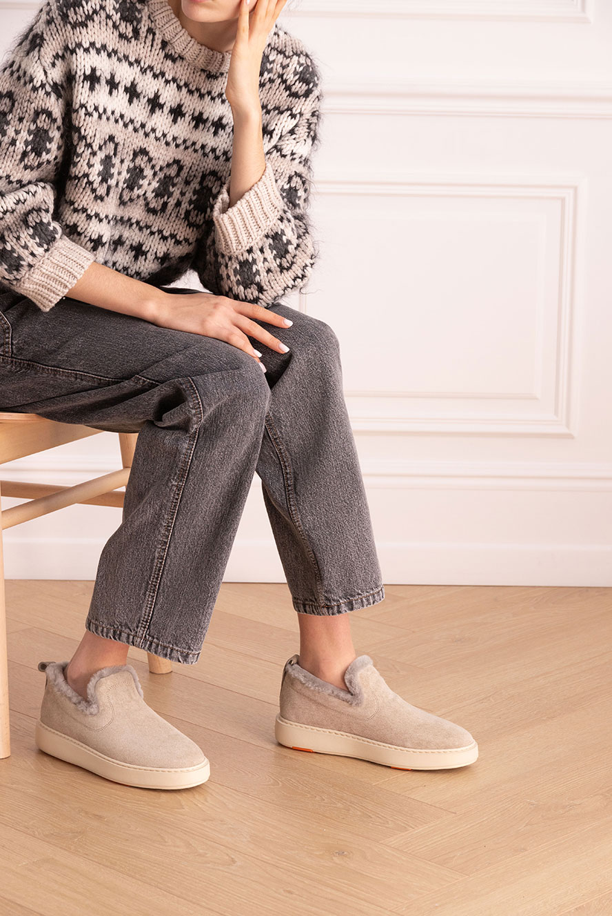 Santoni зимние женские лоферы из замши на меху бежевого цвета