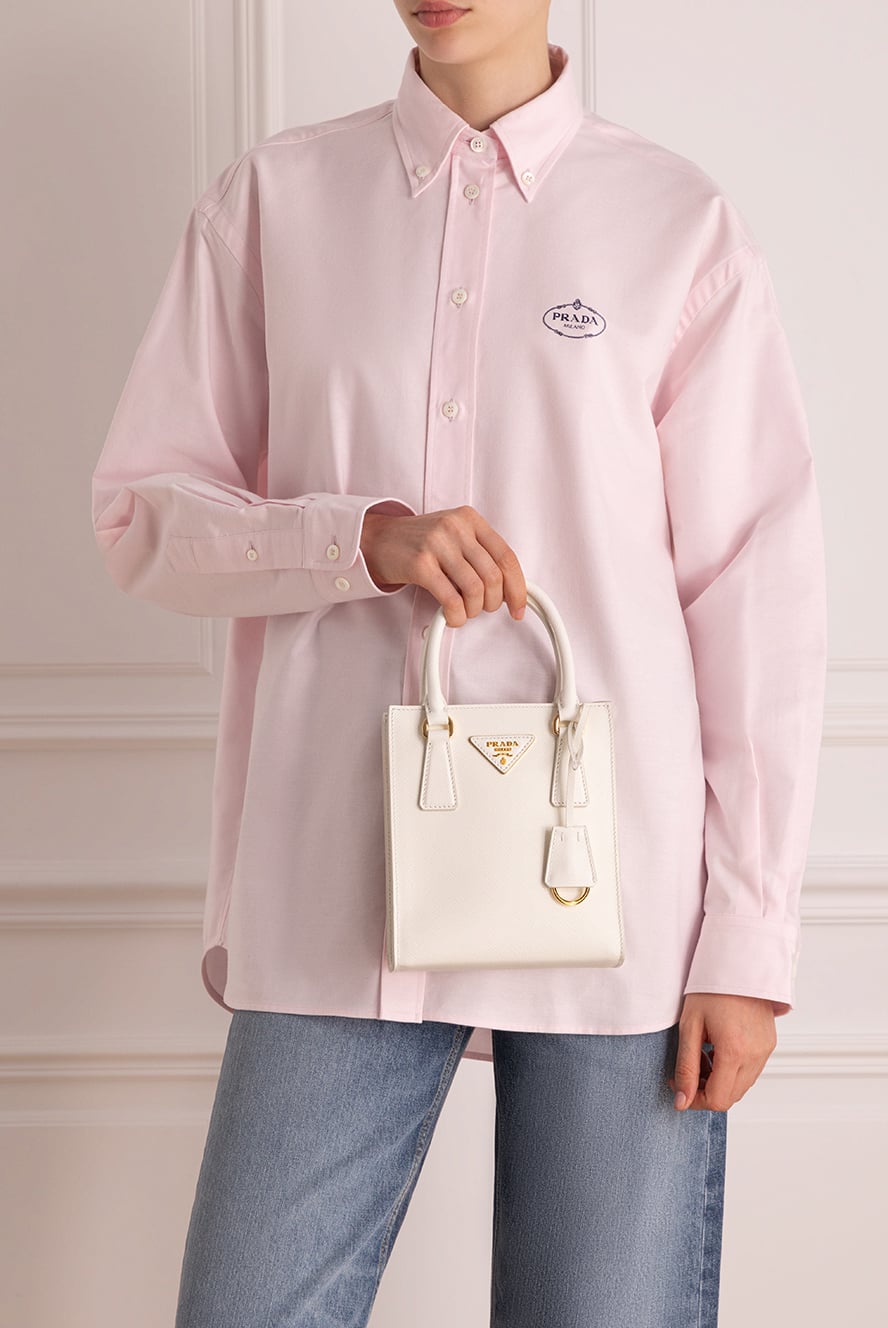 Prada маленькая женская сумка из кожи в белом цвете с подвеской