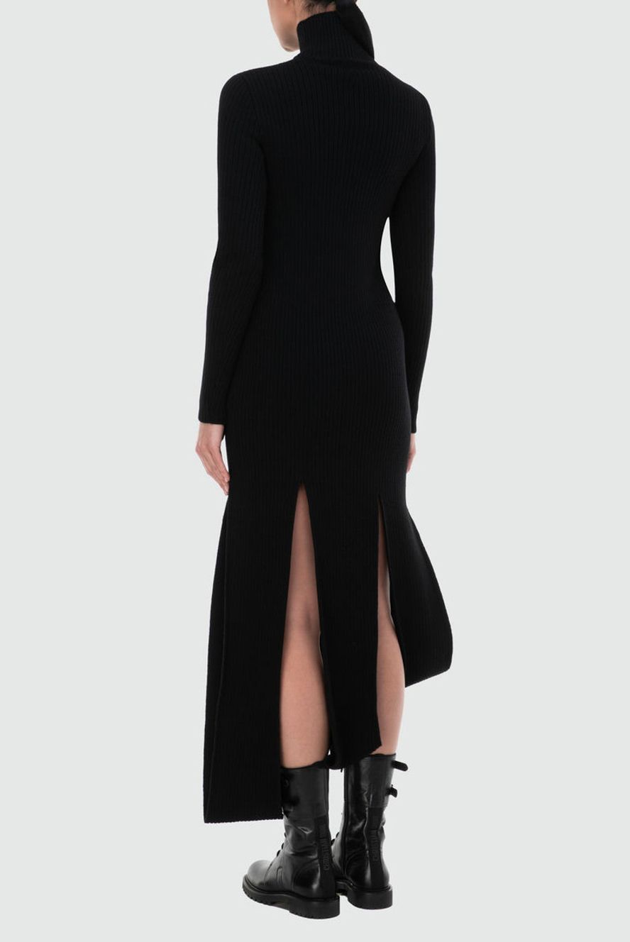 Чорна жіноча сукня