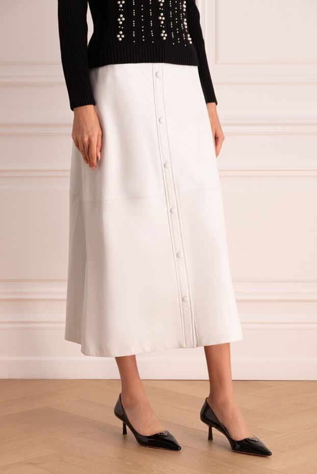 Fleur de Paris white leather midi skirt with decorative button placket 149904 - photo 3