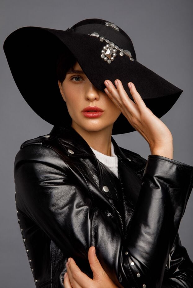Saint Laurent black women's hat made of felt decor large rhinestones and bow 152178 - photo 2