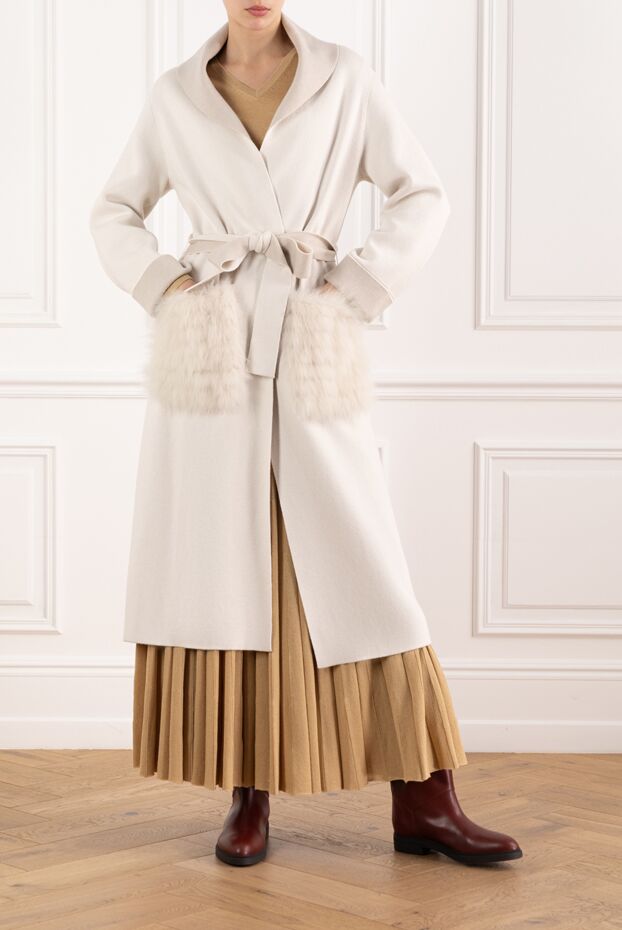 D.Exterior women's white floor-length coat with fur inserts on pockets 155961 - photo 2