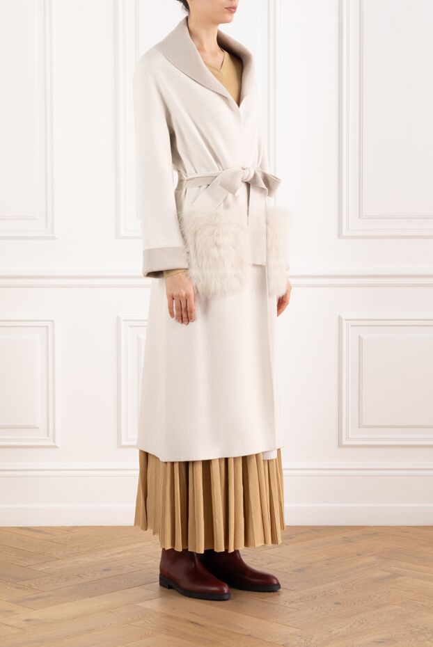 D.Exterior women's white floor-length coat with fur inserts on pockets 155961 - photo 3