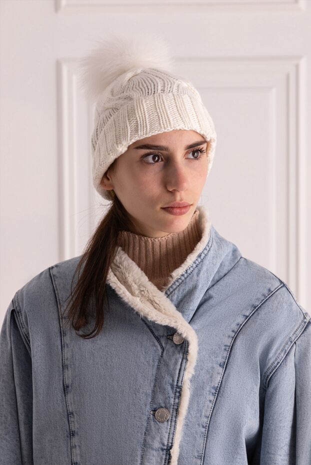 Loro Piana white cashmere women's hat with fur pompom and textured knitting 156788 - photo 3