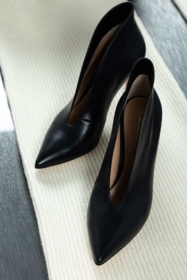 Gianvito Rossi women's leather ankle boots with a long toe and v-shaped cutout, black 158919 - photo 2