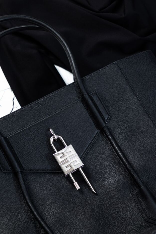 Givenchy сумка-торба чорна жіноча шкіряна з металевим лого 162027 - фото 2