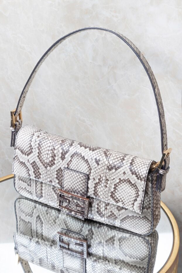 Fendi сумка женская бежевая с узором кожи питона 164677 - фото 2