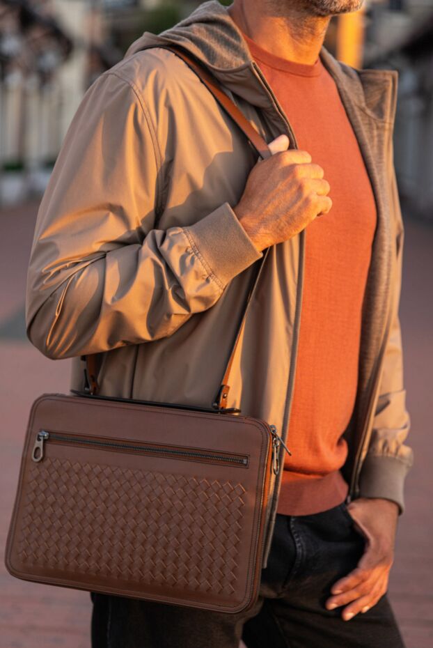 Bottega Veneta mens brown intrecciato leather crossbody bag with a zipper 166525 - photo 2