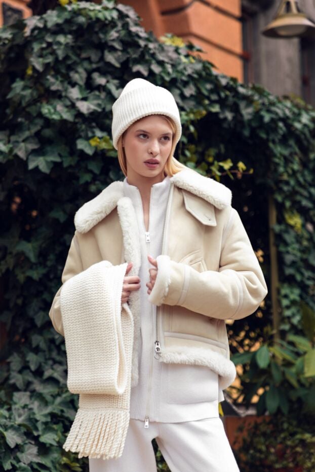 Loro Piana women's short beige sheepskin coat with fur collar 174741 - photo 2