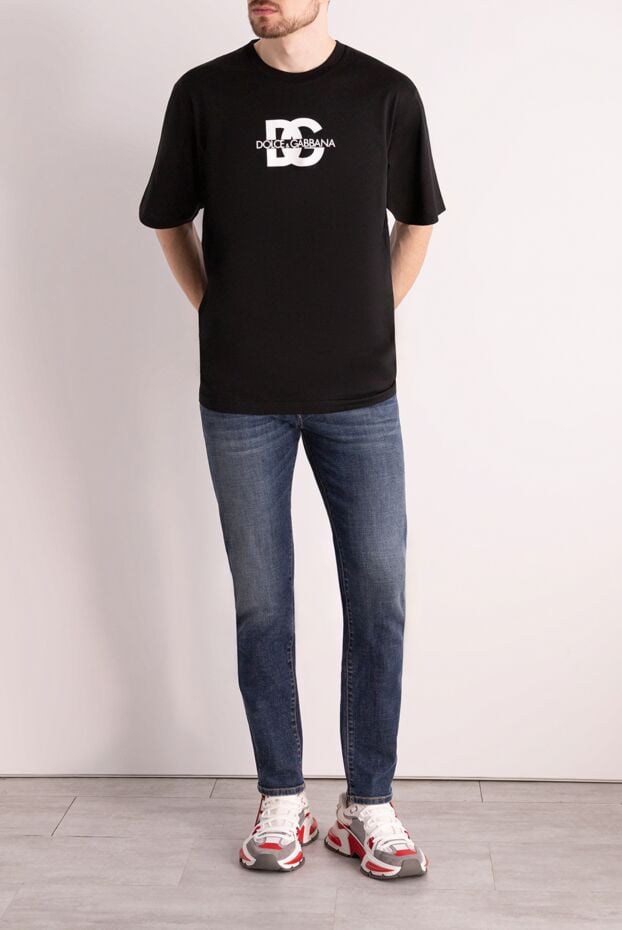 Men's black t-shirt with a graphic logo in the center - photo 2