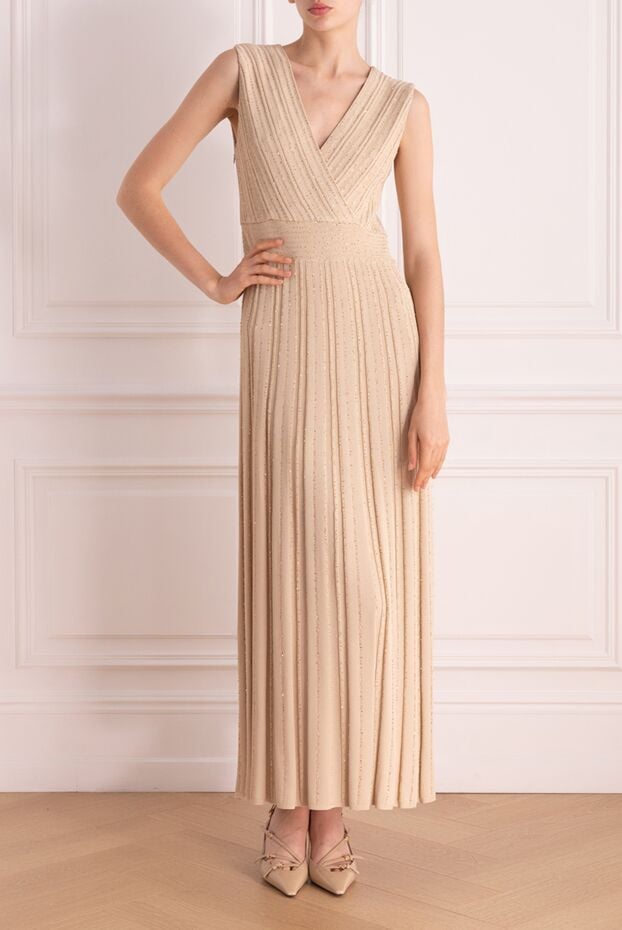 D.Exterior a sleeveless, light-colored dress with a shimmery finish and a waist accent. 178141 - photo 2