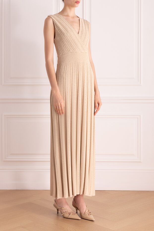 D.Exterior a sleeveless, light-colored dress with a shimmery finish and a waist accent. 178141 - photo 3