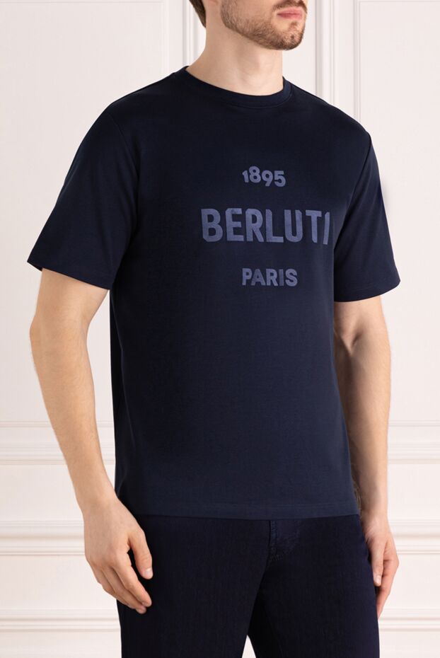 Berluti темно-синя бавовняна футболка з об'ємним принтом 1895 року paris (уцінка) 195675 - фото 3