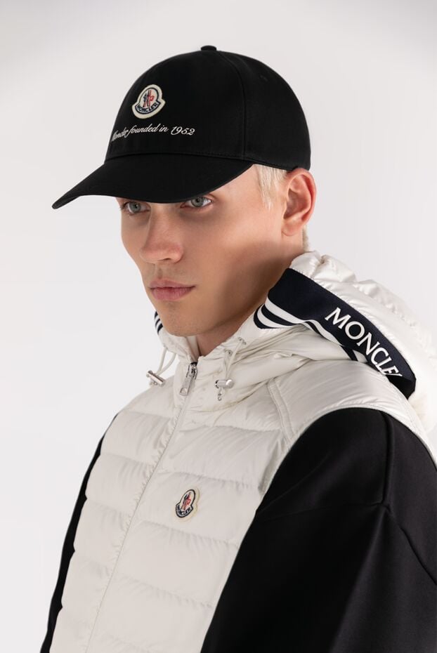 Moncler men's black cap with a round patch and text sewn on. 180590 - photo 2