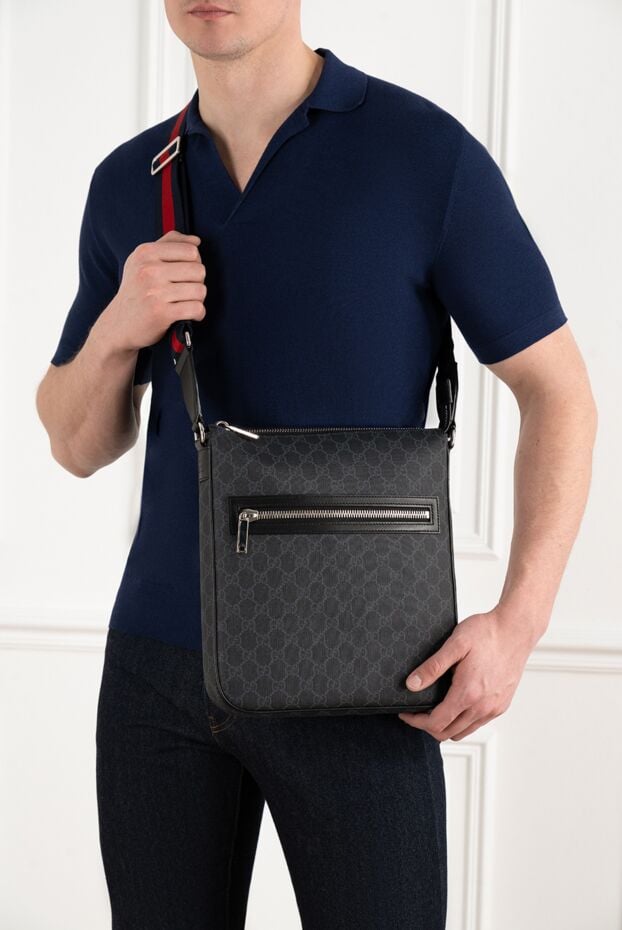 Gucci чоловіча чорна сумка через плече з канвою gg та контрастним ременем 180733 - фото 3