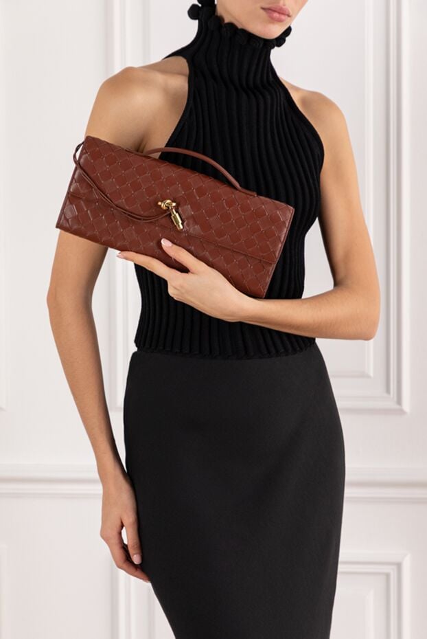 Bottega Veneta light brown clutch with top handle made of soft intrecciato leather 191737 - photo 2