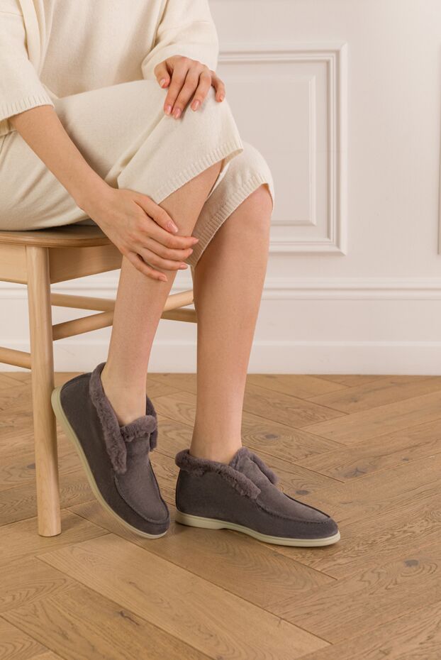 Gray suede desert boots with fur lining - photo 2