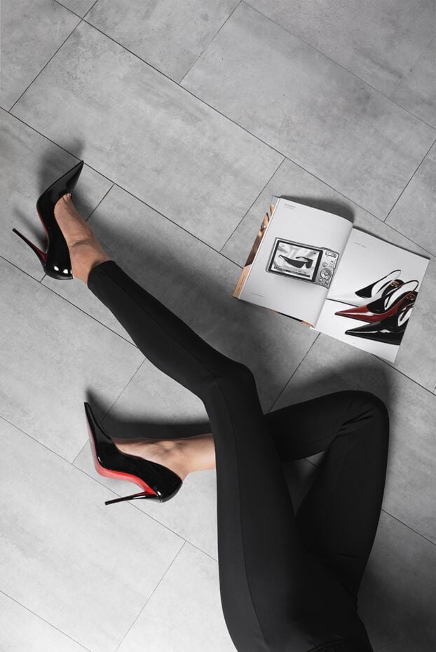 Christian Louboutin классические черные лакированные лодочки на высоком каблуке 193008 - фото 2