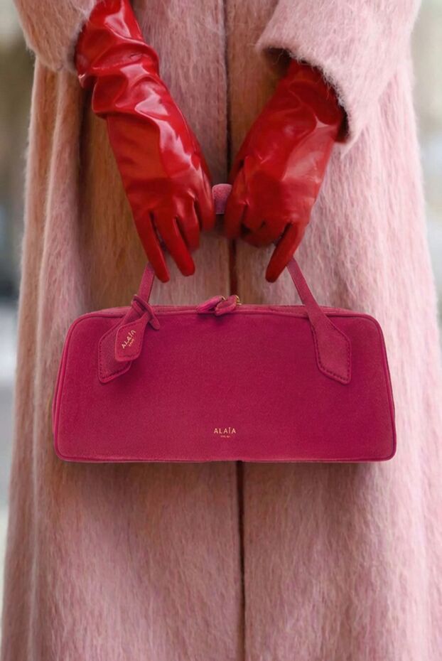 Alaia замшевий клатч le teckel бордового кольору 193300 - фото 2