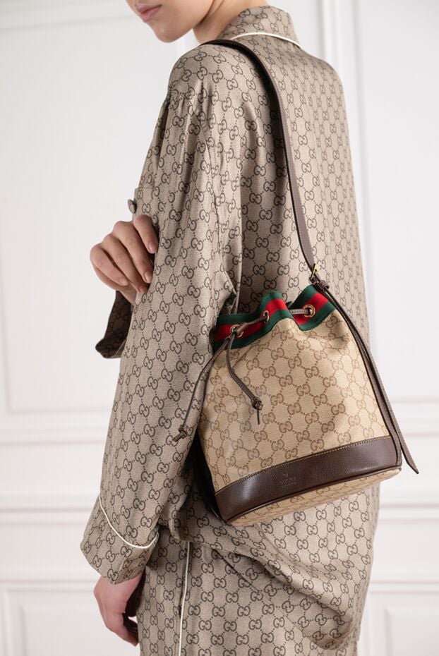 Gucci женская сумка-ведро venice из классической фирменной канвы gg 196349 - фото 2