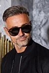 Очки солнцезащитные из металла и пластика черные мужские Alexander McQueen - логотип на дужке. защита от ультрафиолета. пластик, металл. Страна производитель: Англия. Уход: специализированная чистка - фото 4