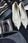 Туфлі зі шкіри білі жіночі Valentino - логотип на носку. натуральна шкіра. Висота підборів: 2 сантиметри. Країна виробник: Италия. Догляд: спеціалізоване чищення - фото 4