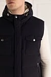 Brunello Cucinelli Жилет з поліаміду та еластану синій чоловічий - Знімний капюшон. 80% поліамід, 20% еластан. Кнопки, блискавка. Дві нагрудні кишені, дві бічні кишені на блискавках, дві внутрішні кишені на гудзиках. 100% нейлон. Утеплювач: Пух, перо. Країна виробник: Італія. Догляд: спеціалізоване чищення - фото 5