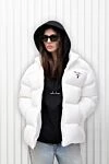 Пуховик из нейлона белый женский Prada - лого. 100% нейлон. молния. два боковых кармана. Утеплитель: пух. Страна производитель: Италия. Уход: специализированная чистка - фото 8