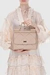 Сумка зі шкіри бежева жіноча Dolce & Gabbana - металевий логотип, прошивка. класична. натуральна шкіра. Країна виробник: Италия. Догляд: спеціалізоване чищення - фото 2