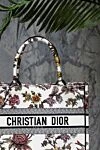 Dior Сумка из хлопка белая женская - цветочный узор, принт логотипа. классическая. хлопок. Страна производитель: Франция. Уход: специализированная чистка - фото 7