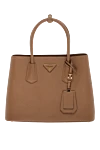 Prada Сумка зі шкіри бежева жіноча - позолочена металева фурнітура, фактурна поверхня, нашитий логотип. кнопки. 100% натуральна шкіра. Країна виробник: Італія. Догляд: спеціалізоване чищення - фото 1