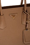 Сумка зі шкіри бежева жіноча Prada - позолочена металева фурнітура, фактурна поверхня, нашитий логотип. кнопки. 100% натуральна шкіра. Країна виробник: Італія. Догляд: спеціалізоване чищення - фото 6