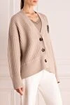 Brunello Cucinelli Кардиган из кашемира бежевый женский - V-образный вырез, брошь с пайетками. 100% кашемир. пуговицы. Страна производитель: Италия. Уход: специализированная чистка - фото 3
