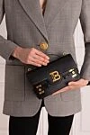 Сумка зі шкіри чорна жіноча Balmain - позолочена фурнітура. поворотний замок. Відділення/кишені (внутрішні): два відділення, кишеня, відділення для пластикових карток. Розмір (ШхВхГ, см): 23х13х7 см. 100% натуральна шкіра. Країна виробник: Італія. Догляд: спеціалізоване чищення - фото 2