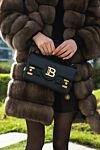 Balmain Сумка зі шкіри чорна жіноча - позолочена фурнітура. поворотний замок. Відділення/кишені (внутрішні): два відділення, кишеня, відділення для пластикових карток. Розмір (ШхВхГ, см): 23х13х7 см. 100% натуральна шкіра. Країна виробник: Італія. Догляд: спеціалізоване чищення - фото 7