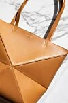 Сумка повседневная из кожи женская бежевая бежевая Loewe - логотип бренда. телячья кожа. Размер: 25,5 х 14,5 х 31,5 см. Страна производитель: Испания. Уход: специализированная чистка - фото 8