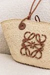 Сумка повседневная из соломки женская бежевая Loewe - Anagram. пальмовый лист, телячья кожа. Размер: 46 X 24.5 X 16 cm. Страна производитель: Испания. Уход: специализированная чистка - фото 8
