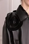 Valentino Куртка из натуральной кожи женская черная - роза на плече. 100% натуральная кожа. молния. два боковых кармана. Страна производитель: Италия. Уход: специализированная чистка - фото 5