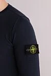 Stone Island Джемпер з довгим рукавом із бавовни чоловічий синій - Декор: логотип бренду на рукаві. Склад: 100% бавовна. Країна виробник: Італія. Догляд: спеціалізоване чищення - фото 5