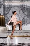 Balmain Костюм із шортами жіночий рожевий - Декор:гудзики, фактура тканини. 79% поліамід, 15% вовна, 6% бавовна. гудзики. дві передні кишені, дві нагрудні кишені, дві кишені на шортах. Країна виробник: Італія. Догляд: спеціалізоване чищення - фото 9