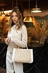 Сумка женская бежевая Valentino - фурнитура с платиновой отделкой.. 64% хлопок, 18% полиамид, 15% полиэстер. магнитная застежка.. внутри: один накладной карман. Ремень: длина плечевого ремня: 50 см.. Страна производитель: Италия. Уход: специализированная чистка - фото 8