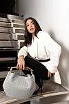 Сумка жіноча сіра зі шкіри ягняти Bottega Veneta - плетена шкіра, металева ручка. 100% шкіра ягняти. Розміри: 33см х 20см х 4см. Висота ручки 12см. магнітна застібка. Країна виробник: Італія. Догляд: спеціалізоване чищення - фото 8