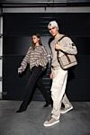 Женский коричневый джемпер с принтом с логотипом Balenciaga - паттерн крупного логотипа бренда. 98% шерсть 2% полиамид. Страна производитель: Италия. Уход: специализированная чистка - фото 8