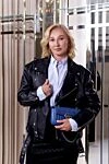 вільна байкерська куртка з телячої шкіри жіноча чорна Celine - асиметричний дизайн. 100% натуральна шкіра. кнопки, блискавка. дві бічні кишені. Країна виробник: Італія. Догляд: спеціалізоване чищення - фото 8