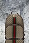 Gucci Рюкзак мужской Ophidia бежевый бежевый - логотип бренда, отделка из кожи коричневого цвета, Фурнитура золотистого цвета. сетчатая подкладка с набивкой сзади. 100% тестиль . Ремень: регулируемые плечевые ремни. передний карман на молнии снаружи,. один карман на молнии внутри.  молния. Страна производитель: Италия. Уход: специализированная чистка - фото 7