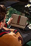 Сумка через плечо бежевая мужская с логотипом Gucci - логотип бренда. 100% канва. Ремень: плечевой ремень.  молния. Страна производитель: Италия. Уход: специализированная чистка - фото 8