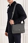 Сумка-месенджер Ophidia із класичного текстилю GG Supreme сіра Gucci - логотип Double G. 100% канва. Розміри: Ш 28 х 22 х Г 8 см. Довжина ременя: регульований плечовий ремінь заввишки 47 см. 1 кишеня на блискавці, 2 кишені на магнітній застібці. клапан на магнітній застібці. Країна виробник: Італія. Догляд: спеціалізоване чищення - фото 2