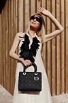 Сумка Lady из ультраматовой черной телячьей кожи Dior - логотип бренда, прострочка Cannage. 100% натуральная кожа. Длина ремня: тонкий, регулируемый и съемный плечевой ремень.. внутренний карман на молнии, большой плоский карман.. Страна производитель: Франция. Уход: специализированная чистка - фото 8