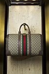 Дорожная сумка Savoy среднего размера из легендарной канвы GG Supreme Gucci - двойная буква G. 60% полиуретан, 20% хлопок, 20% полиамид. Размеры: 44 см (Ш) x 28,5 см (В) x 24,5 см (Г). Длина ремня: регулируемый ремешок из парусины. два кармана на молнии. застежка-молния. Страна производитель: Италия. Уход: специализированная чистка - фото 6