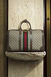 Gucci Дорожная сумка Savoy среднего размера из легендарной канвы GG Supreme - двойная буква G. 60% полиуретан, 20% хлопок, 20% полиамид. Размеры: 44 см (Ш) x 28,5 см (В) x 24,5 см (Г). Длина ремня: регулируемый ремешок из парусины. два кармана на молнии. застежка-молния. Страна производитель: Италия. Уход: специализированная чистка - фото 7